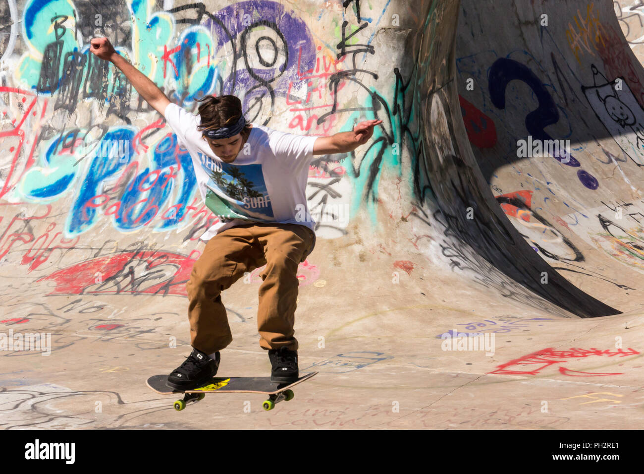 Giovane uomo lo skateboard in riva al fiume Fiume cantiere Skateboard Bowl, grande caduta, Montana, USA Foto Stock