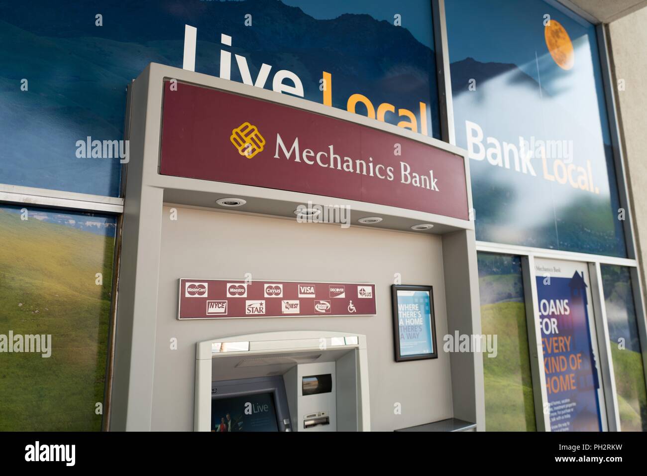 Close-up di Automated Teller Machine (ATM) con logo per bancario regionale meccanica Banca del San Francisco Bay Area Cittadina di Walnut Creek, California, 6 agosto 2018. () Foto Stock