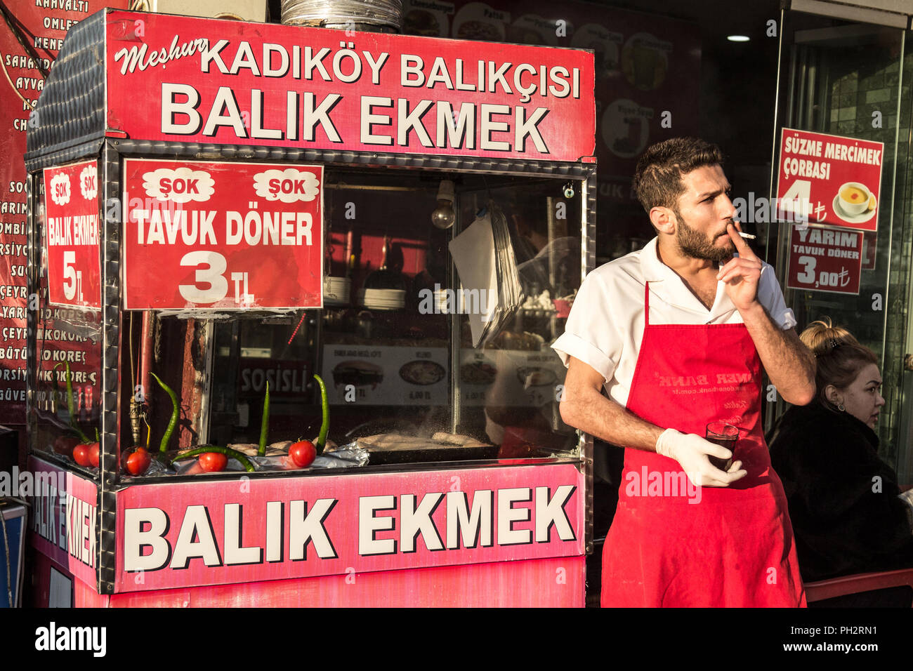 ISTANBUL, Turchia - 27 dicembre 2015: Balik Ekmek venditore sul lato Asiatico di Istanbul. Balik Ekmek è il tradizionale pesce grigliato Sandiwch venduti tutti Foto Stock