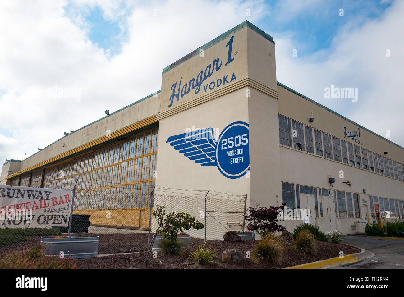 Facciata con il logo presso la sede centrale di artigiano American vodka distillery Hangar 1 sull isola di Alameda, Alameda, California, 13 agosto 2018. () Foto Stock