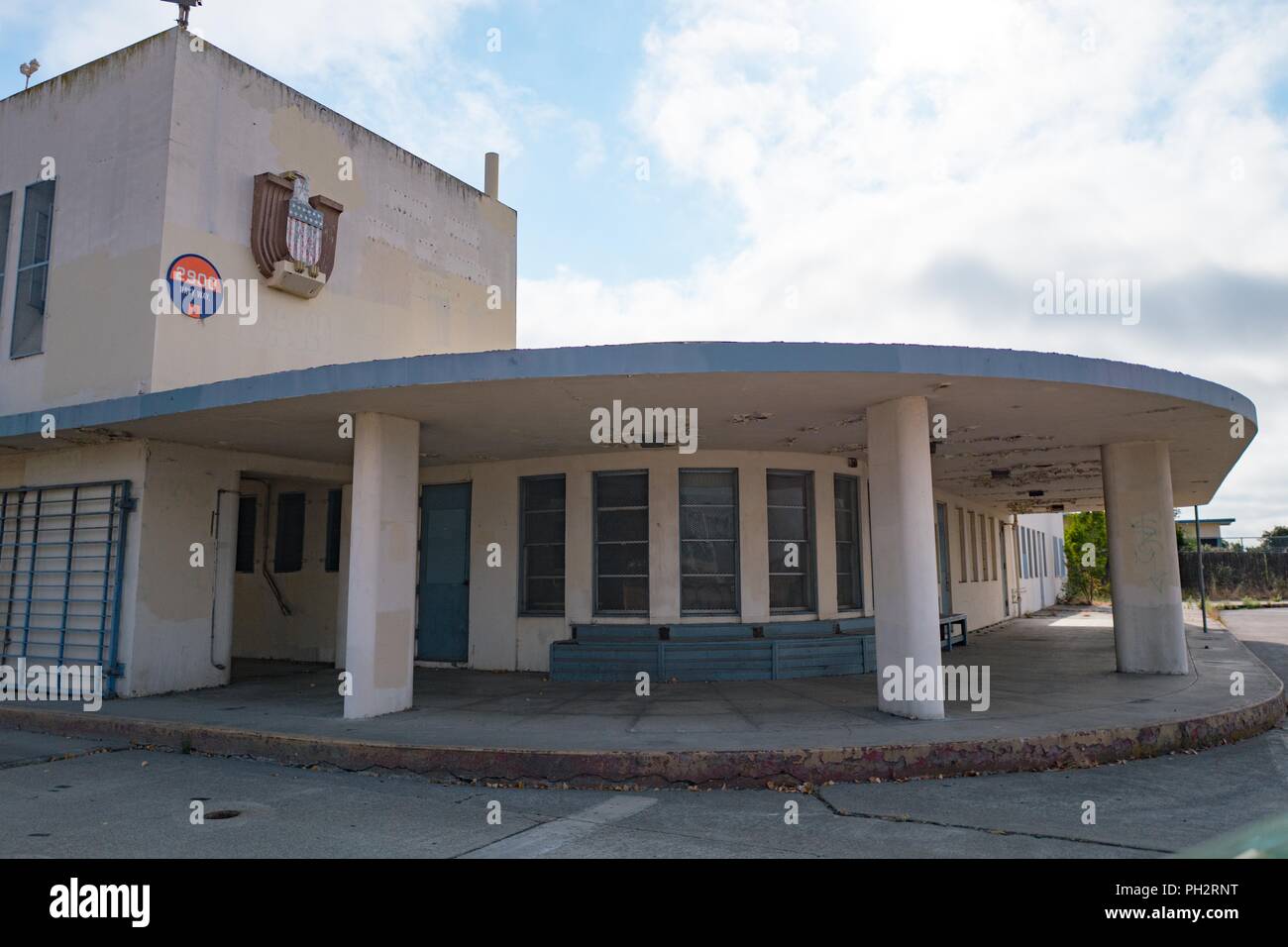 Ex ingresso con stile art deco insegna presso la defunta Alameda Naval Air Station (NAS), un ex US Navy base su Alameda Isola, Alameda, California, 13 agosto 2018. () Foto Stock