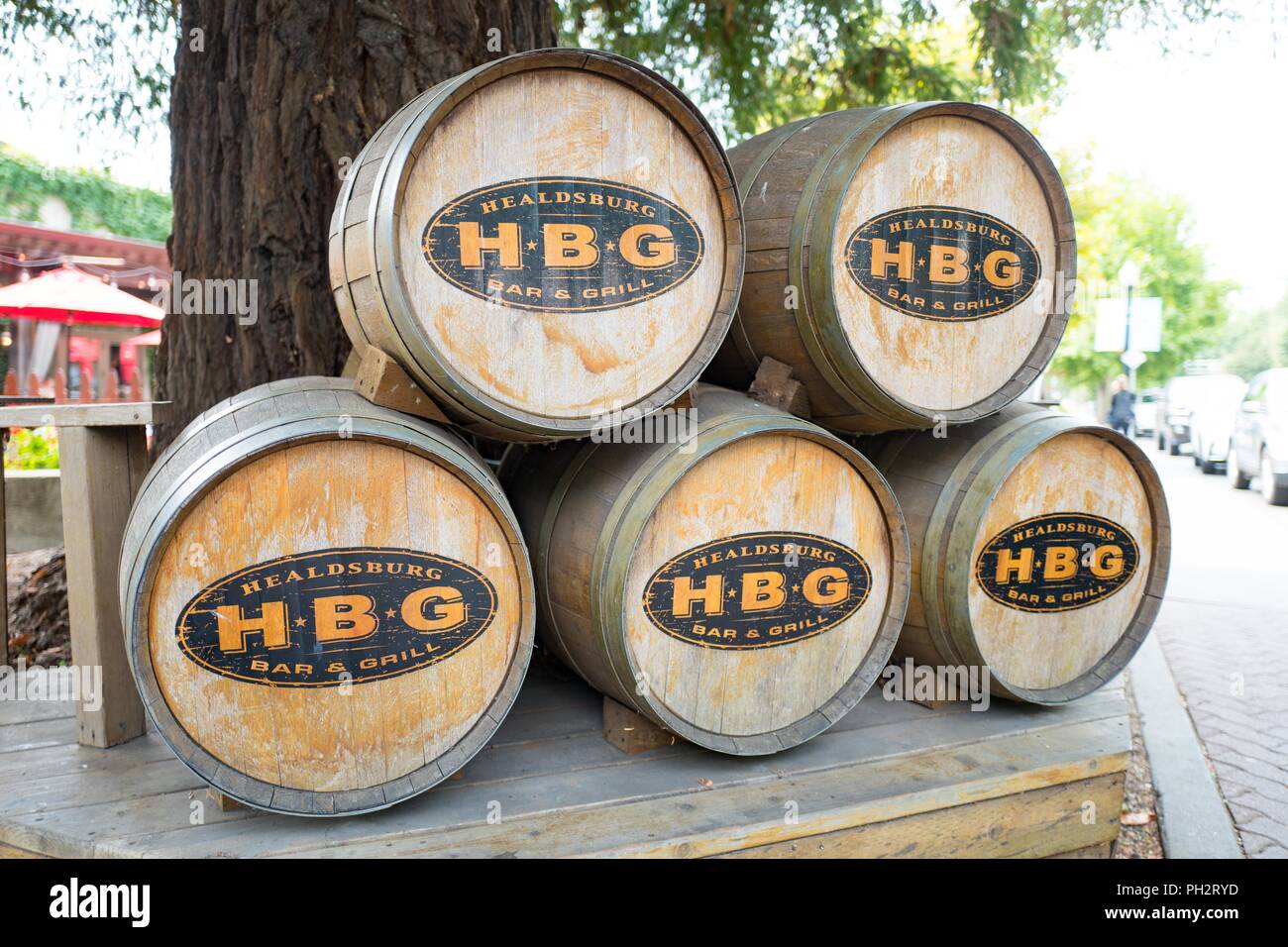 Visualizzazione di oak botti da vino con loghi per il Healsburgh Bar e Grill Ristorante nella contea di Sonoma Wine Country, Healdsburg, California, 24 agosto 2018. () Foto Stock