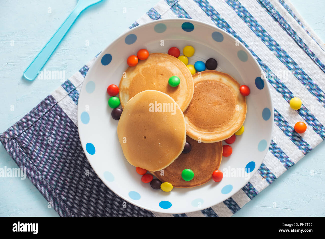 Colazione per bambini o dessert - pancake con caramelle colorate. Foto Stock