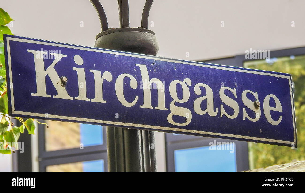 Ferro metallico lampione con il tedesco della strada segno KIRCHGASSE su di esso Foto Stock