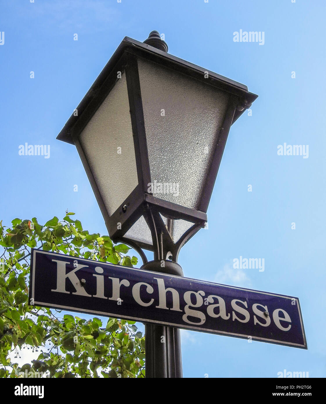 Ferro metallico lampione con il tedesco della strada segno KIRCHGASSE su di esso Foto Stock