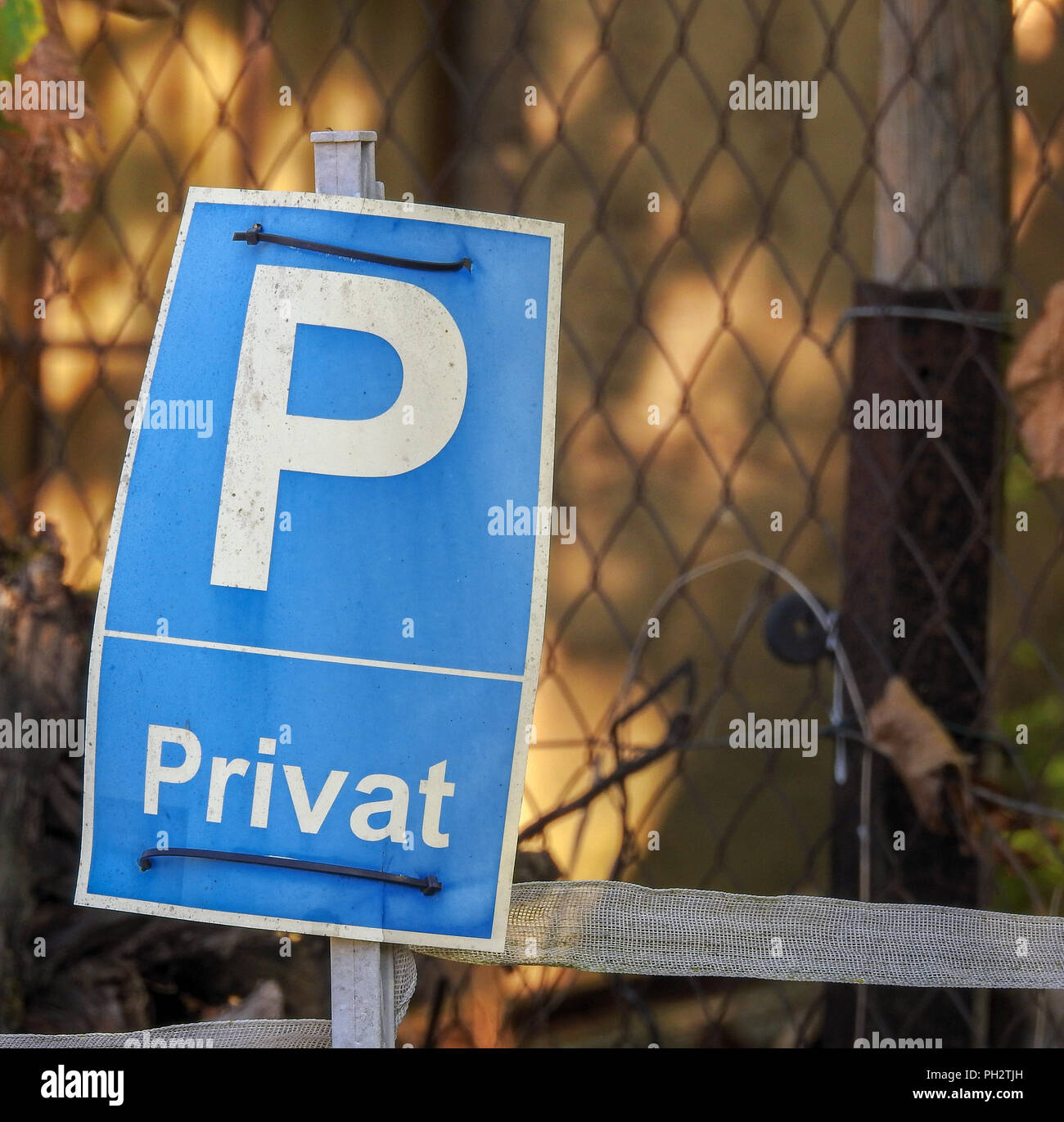 Tedesco segno di avvertimento per il parcheggio privato Foto Stock