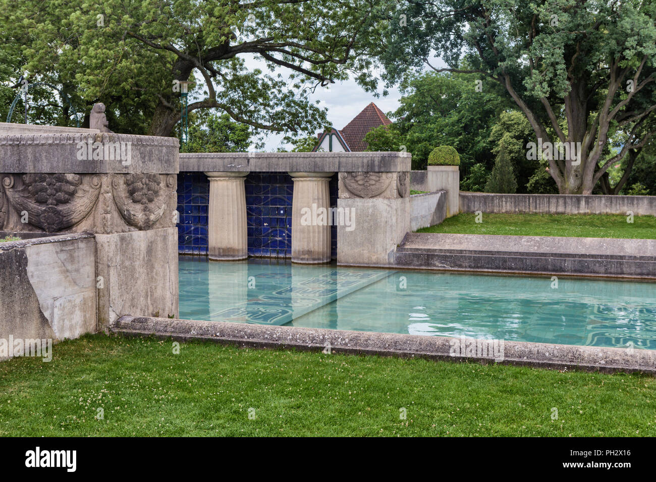 Stagno vicino Cappella russa (1899), Mathildenhohe, Darmstadt, Hesse, Germania Foto Stock