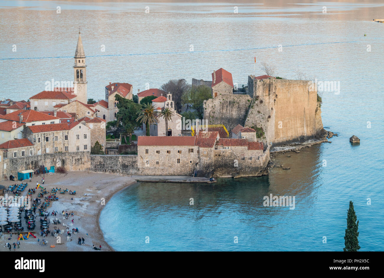 Budva, Montenegro - Aprile 2018 : Vista del centro storico centro di Budva  sulla costa adriatica Foto stock - Alamy