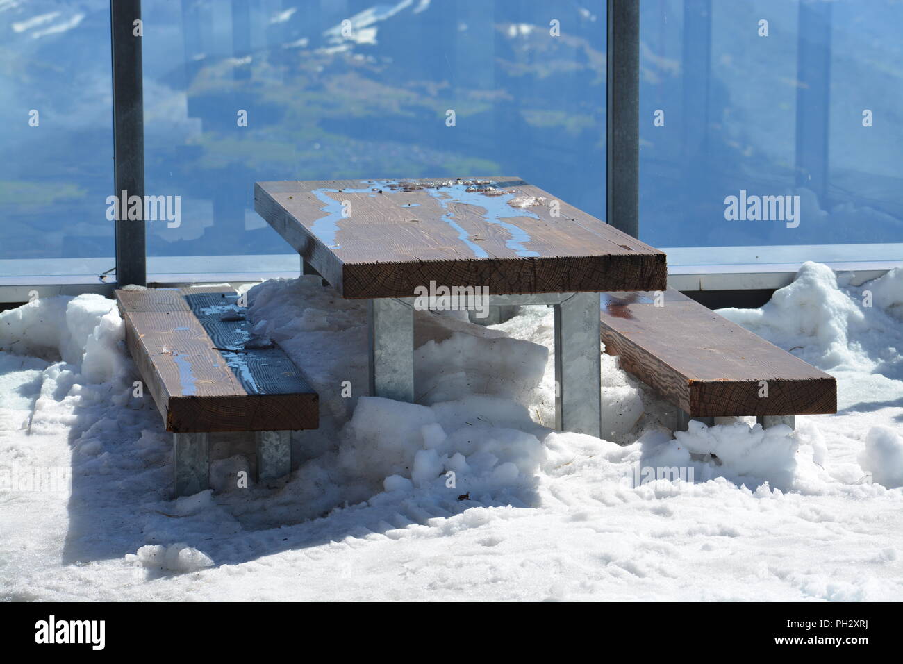 Non sarebbe questo un posto meraviglioso per godere di una bevanda calda???? Uno scatto a un ristorante aperto alla fine dell'inverno... Foto Stock