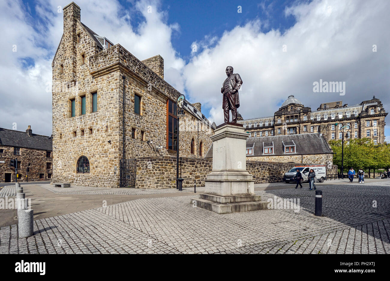 Statua di James Arthur davanti alla Basilica di San Mungo Museo di arte religiosa e la vita in Castle Street Glasgow Scotland Regno Unito Foto Stock