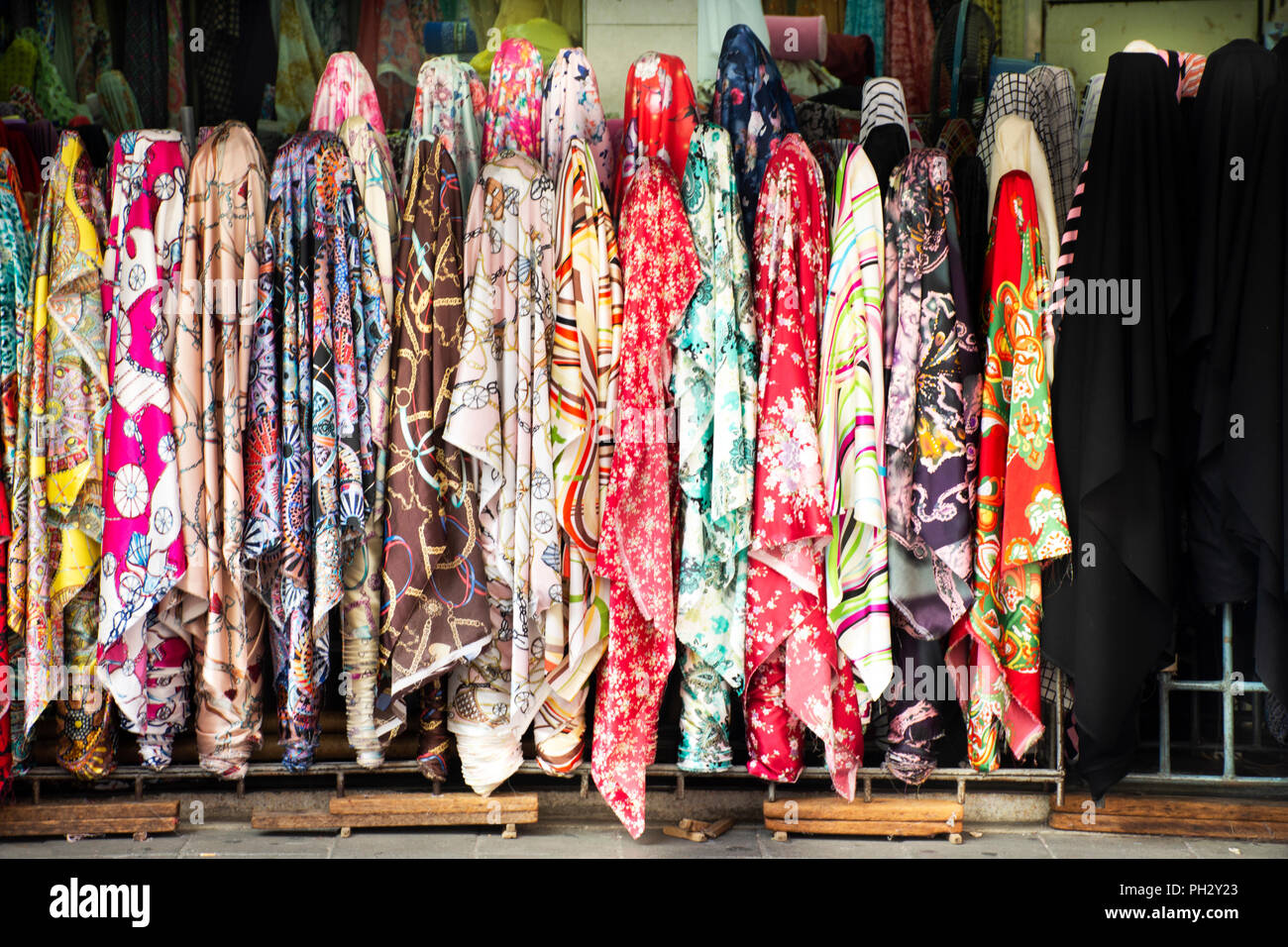 Indumento e vestiti e negozio di tessuti per persone shopping presso  Sampeng plaza market e Phahurat o Pahurat grande mercato locale il 18  aprile 2018 a Bangkok Foto stock - Alamy