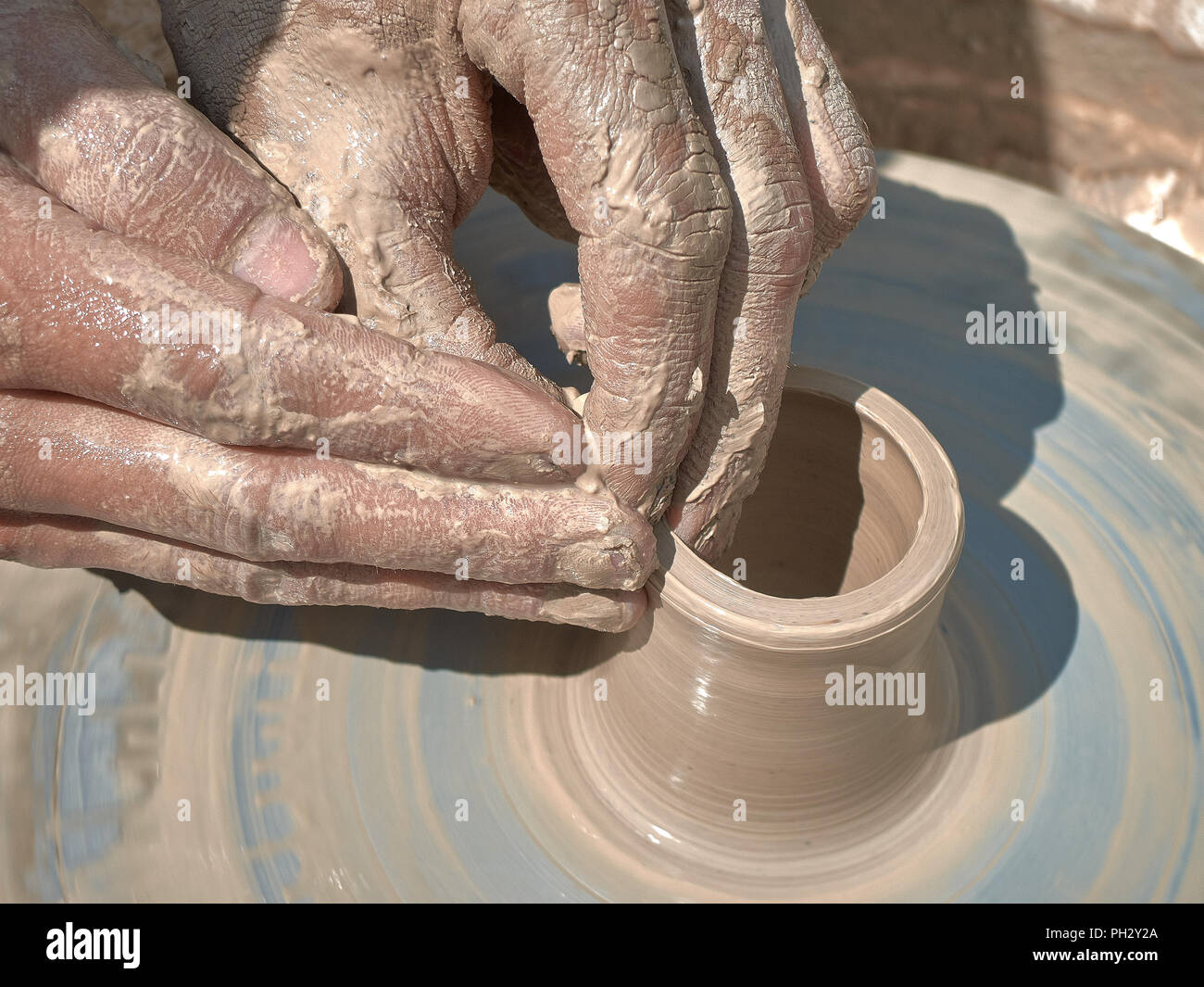 Di Vitebsk. Repubblica di Bielorussia-12.07.2018:al festival di maestri di arti 'Slayansky Bazaar a Vitebsk'.Potter fa un recipiente da argilla umida.Per edito Foto Stock