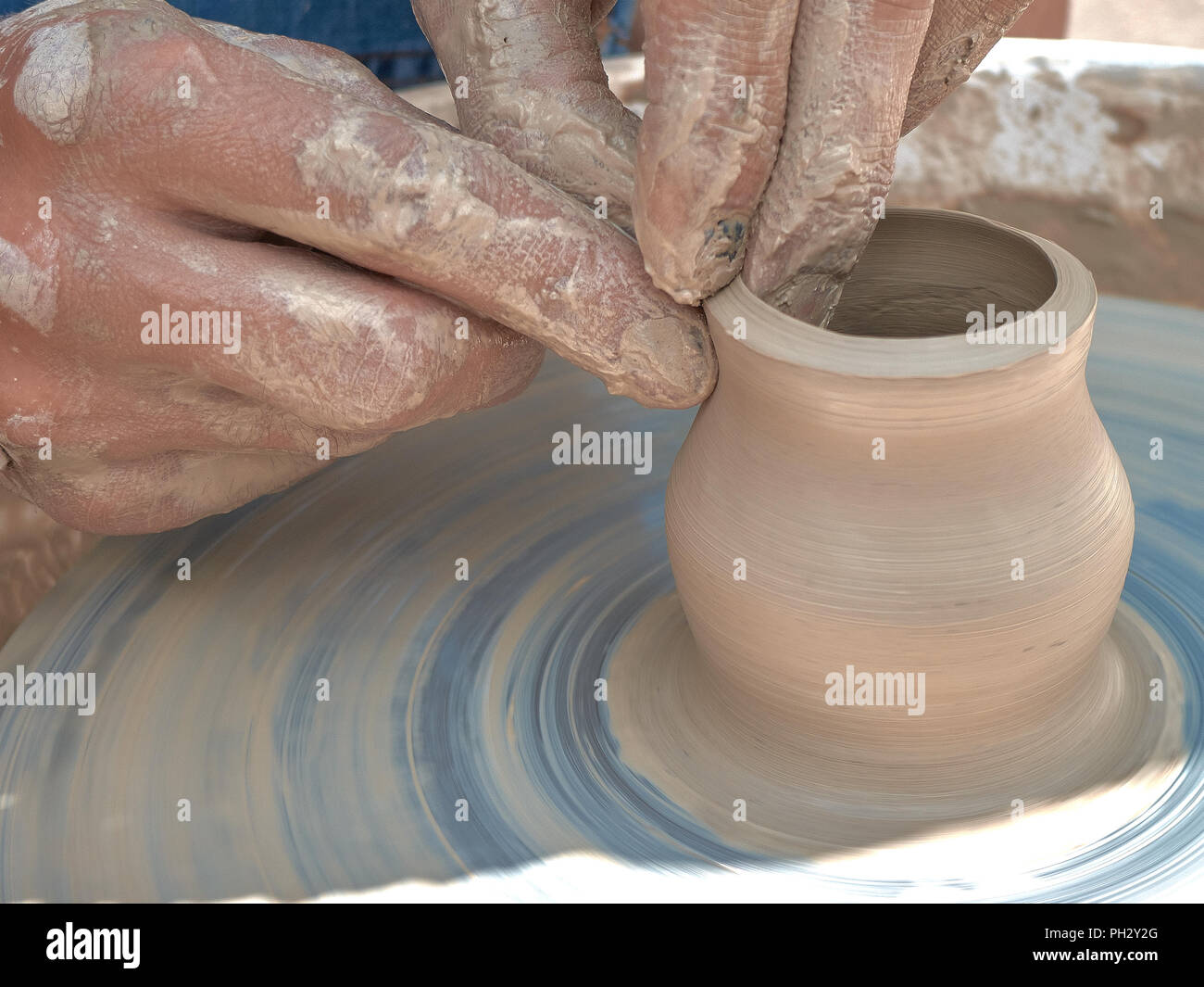 Di Vitebsk. Repubblica di Bielorussia-12.07.2018:al festival di maestri di arti 'Slayansky Bazaar a Vitebsk'.Potter fa un recipiente da argilla umida.Per edito Foto Stock