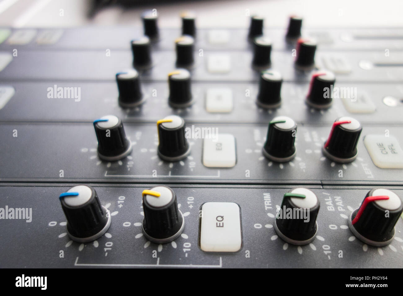 Stazione Radio Scrivania di miscelazione controlla e compone Foto Stock