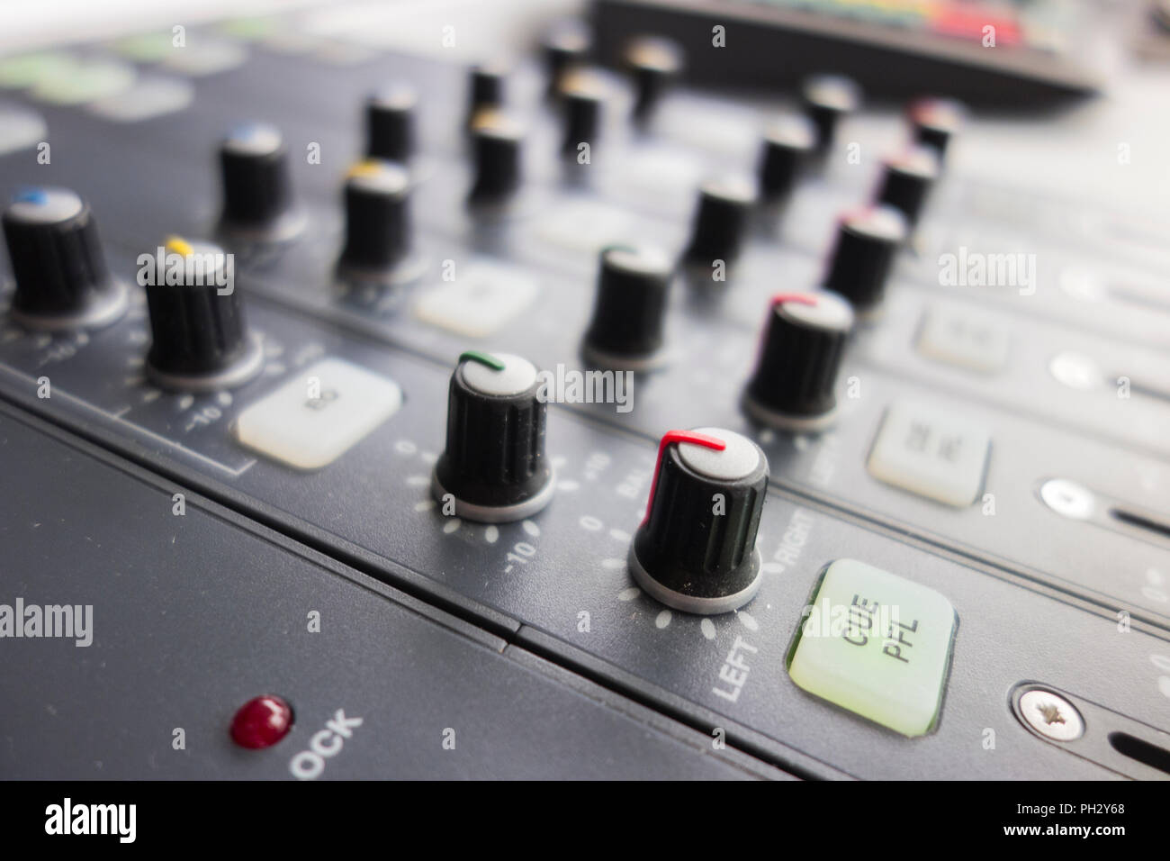 Stazione Radio Scrivania di miscelazione controlla e compone Foto Stock
