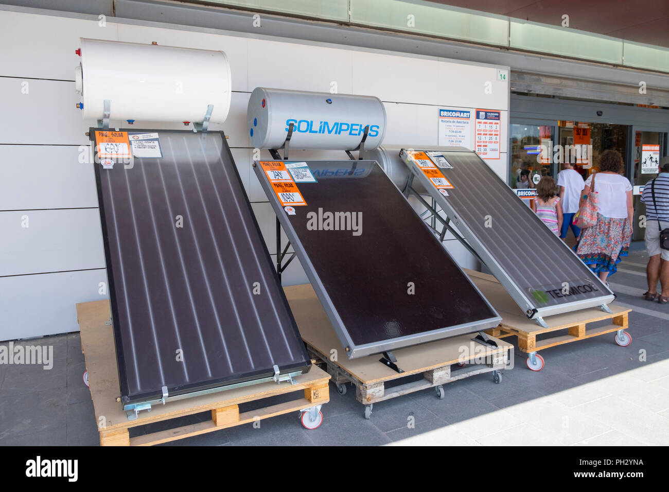 Riscaldamento di acqua solare di pannelli per la vendita in un negozio di DIY, almeria, Spagna Foto Stock