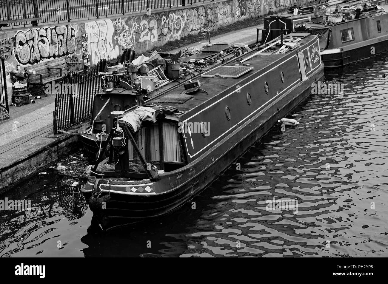 Canal imbarcazione attraccata da alzaia sul Regents Canal a Haggerston est di Londra Foto Stock