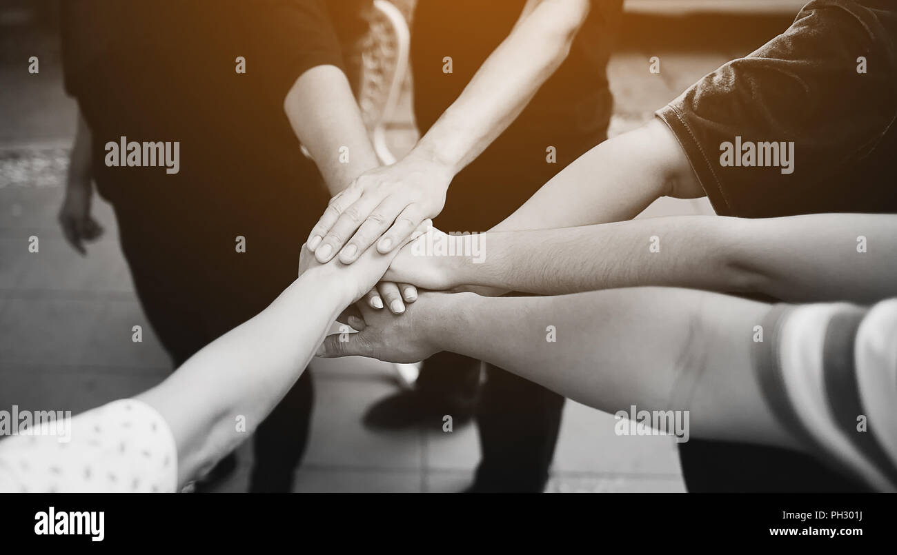 Il lavoro di squadra con le braccia e le mani. Foto Stock