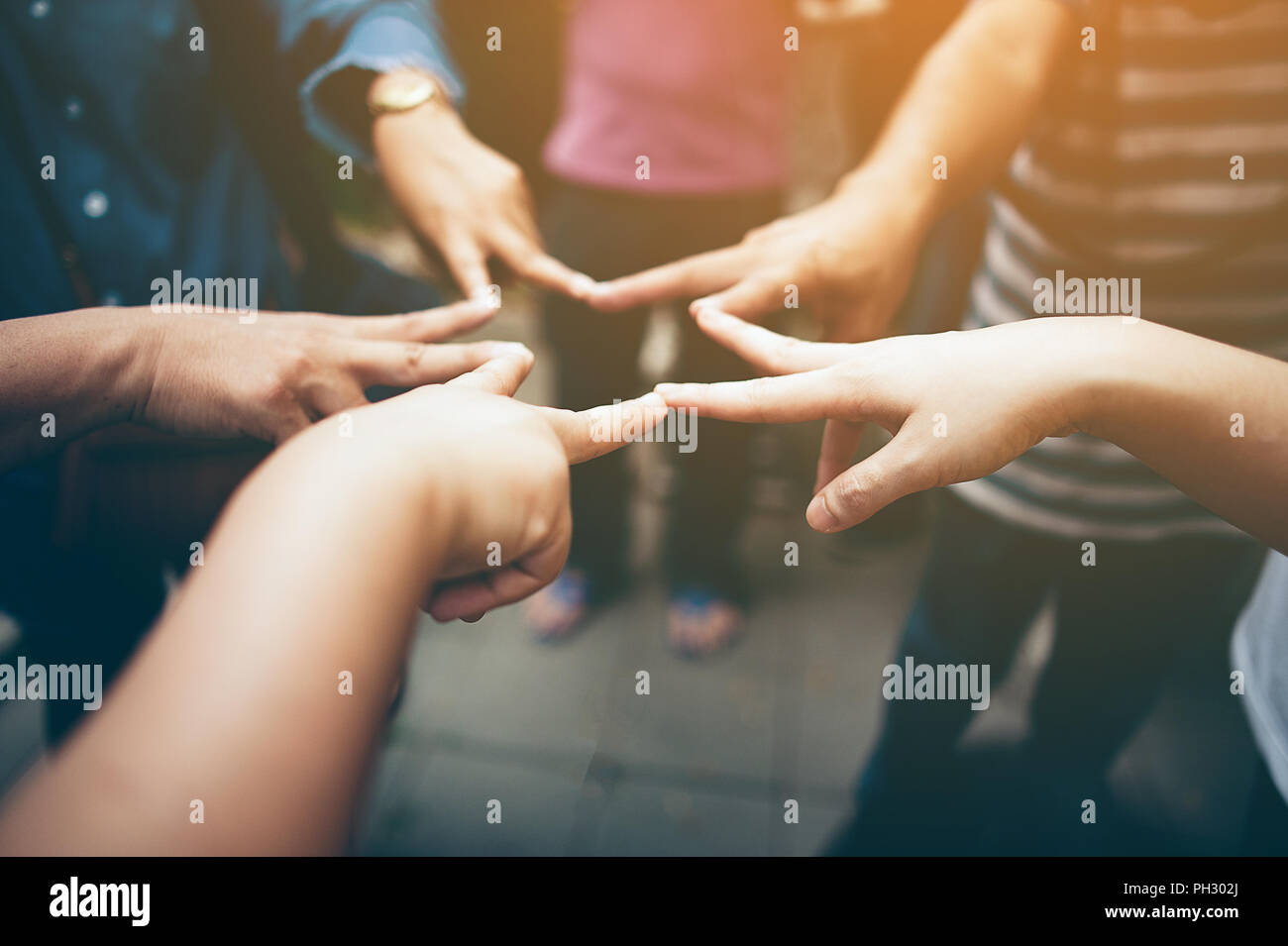 Il lavoro di squadra con le braccia e le mani. Foto Stock