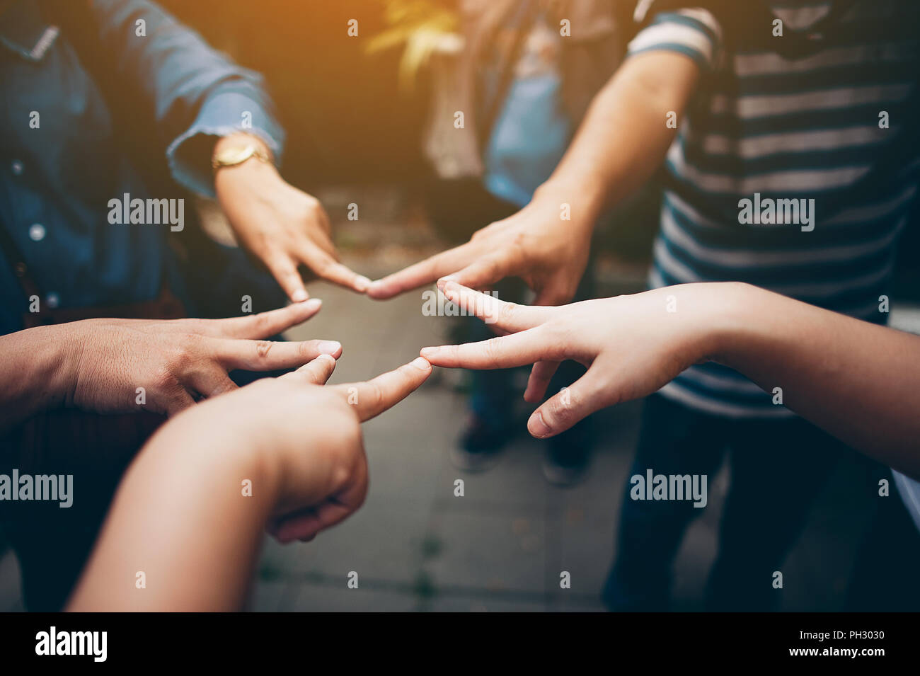 Il lavoro di squadra con le braccia e le mani. Foto Stock