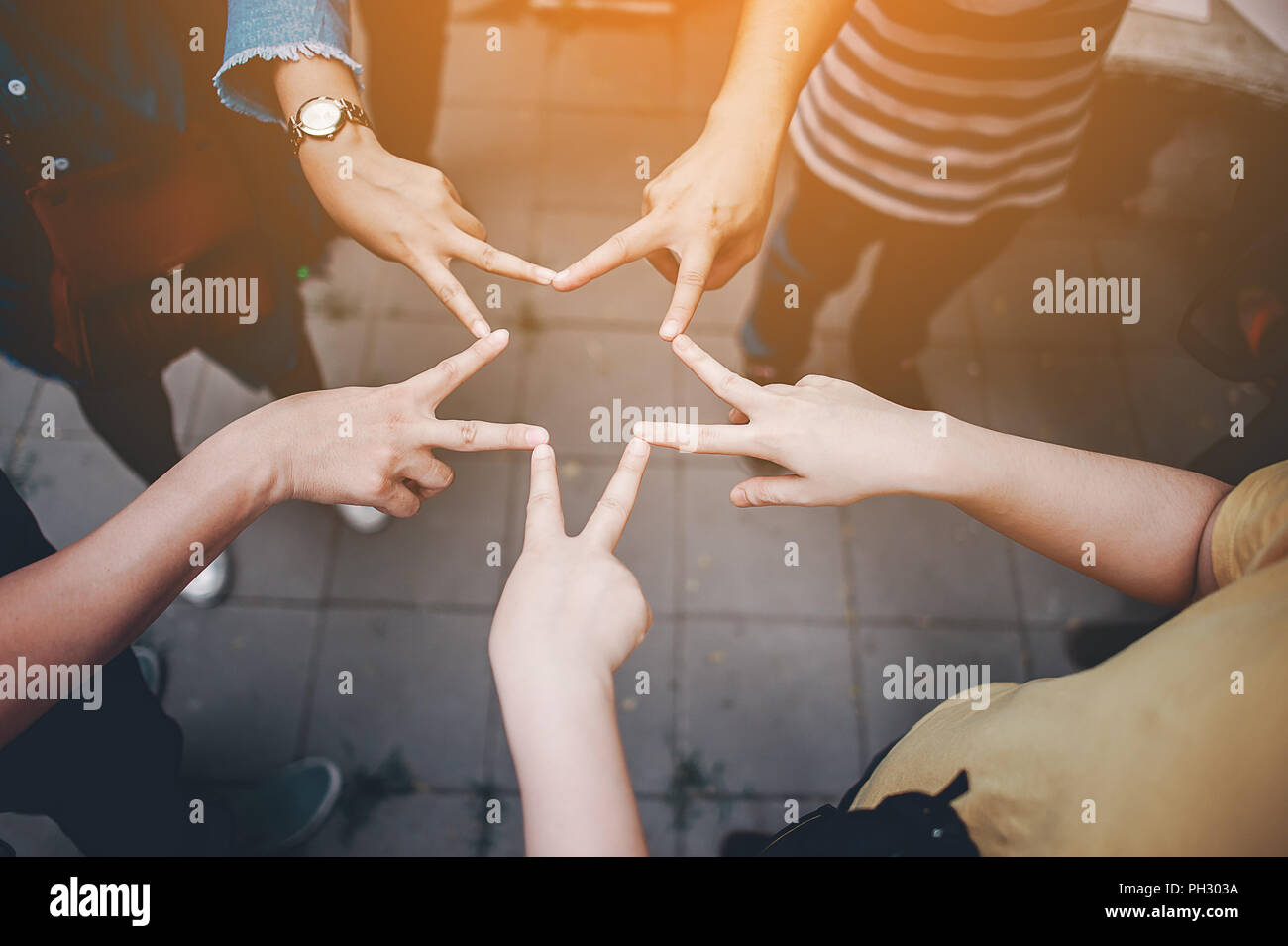 Il lavoro di squadra con le braccia e le mani. Foto Stock