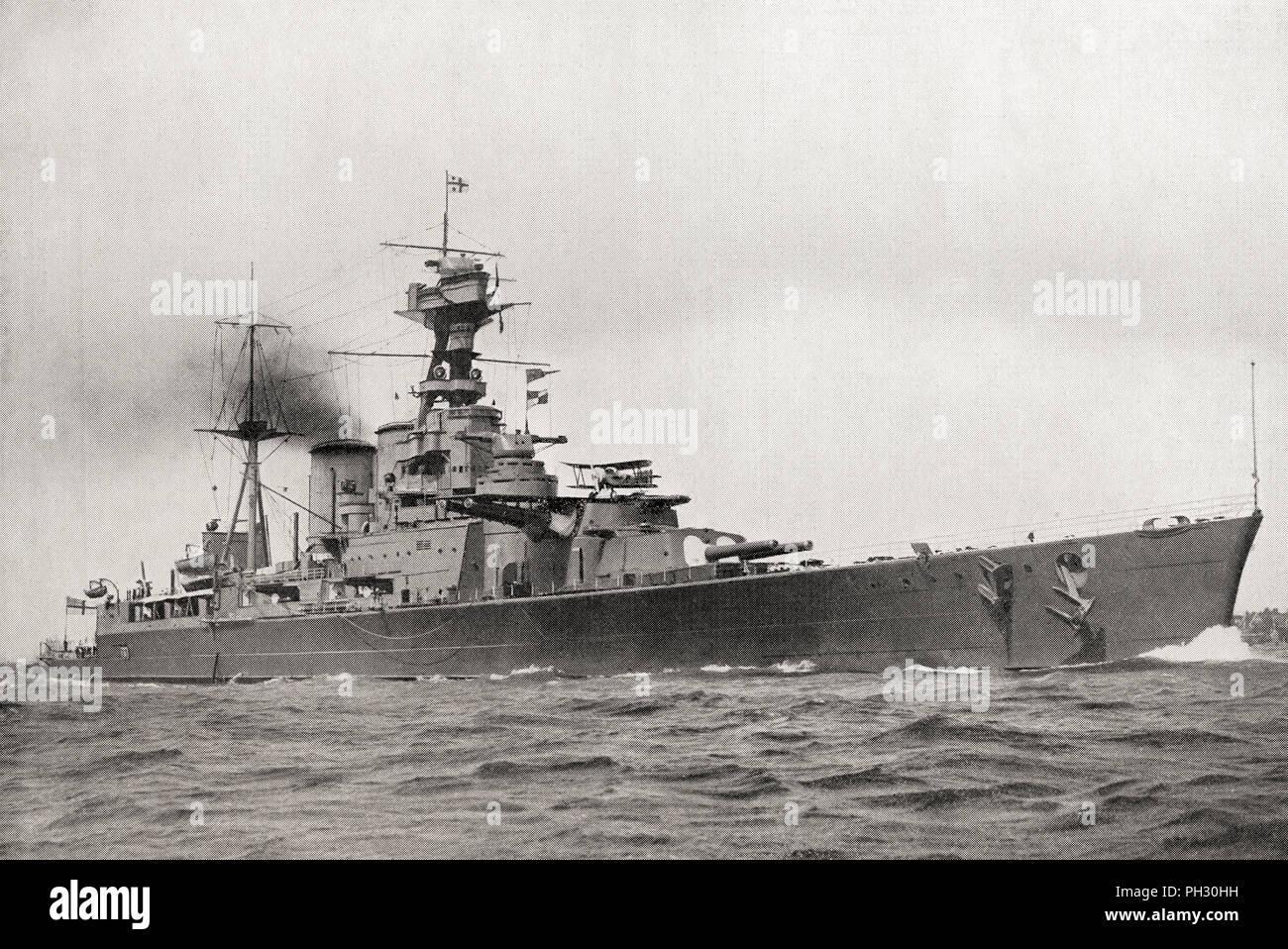 HMS cofano, la più grande e ultimo incrociatore da battaglia della British Royal Navy, visto qui portando un aereo sulla torretta in avanti. Dal libro di navi, pubblicato c.1920. Foto Stock