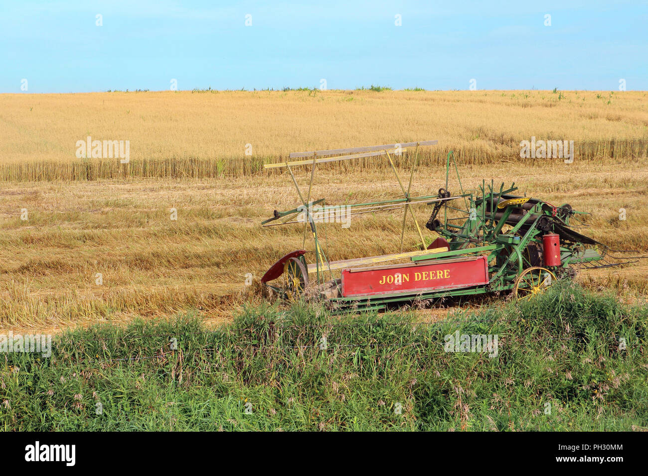 John Deere Harvester/apparato trebbiante nel campo di grano Luglio 29th, 2018 Minnehaha County, a nord del Lago di parete Foto Stock