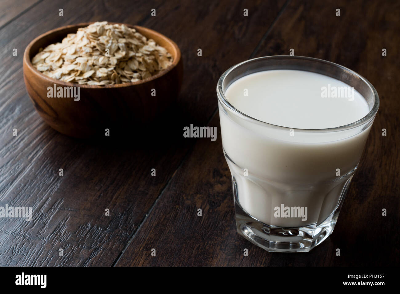 Organici di avena bianco latte in un bicchiere. Alimenti biologici. Foto Stock