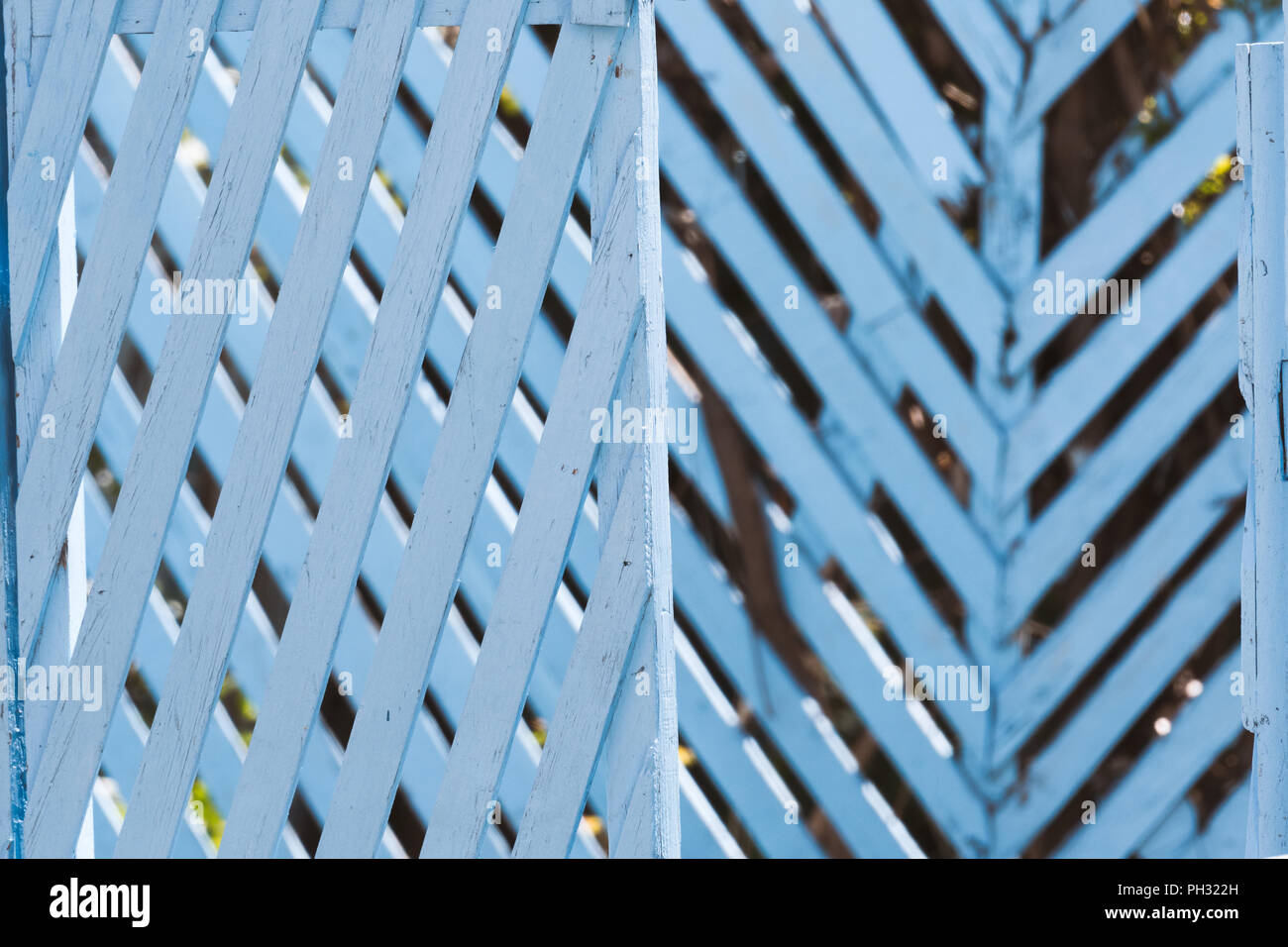 Blue staccionata in legno al di fuori di una casa Foto Stock