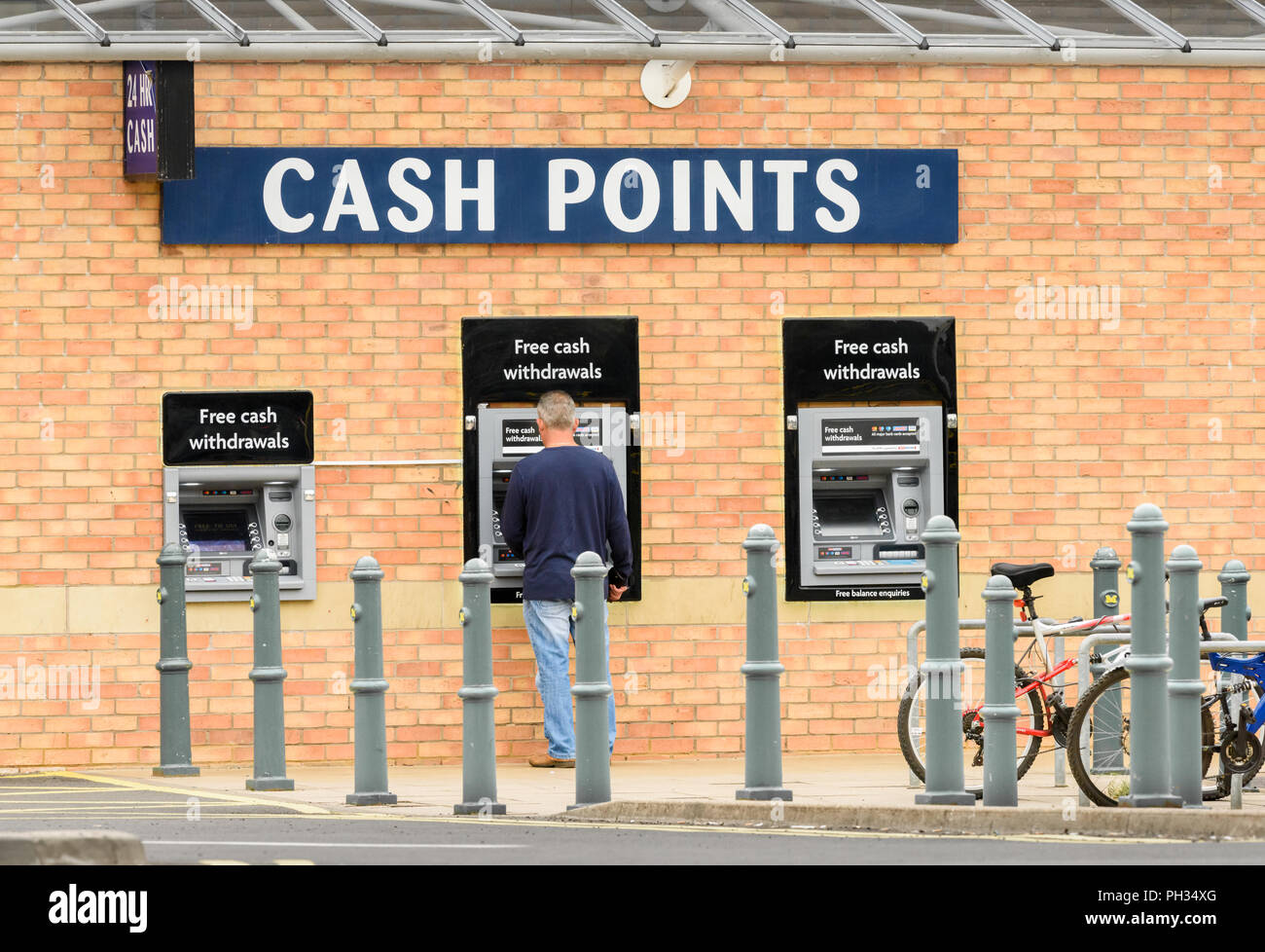 Punti cassa sulla parete al di fuori di Morrisons supermercato, Kettering, Inghilterra. Foto Stock