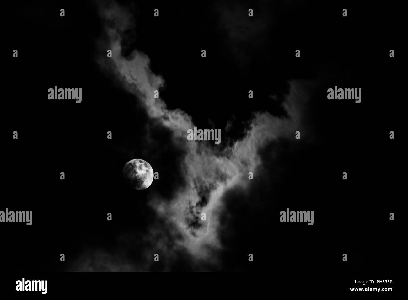 Luna piena nel mezzo di nuvole Foto Stock