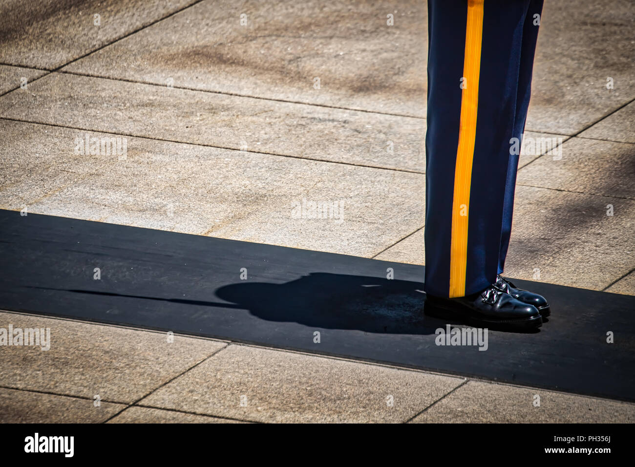 L'ombra di un US Army soldier Standing at attenzione, con il suo fucile, la guardia. Foto Stock