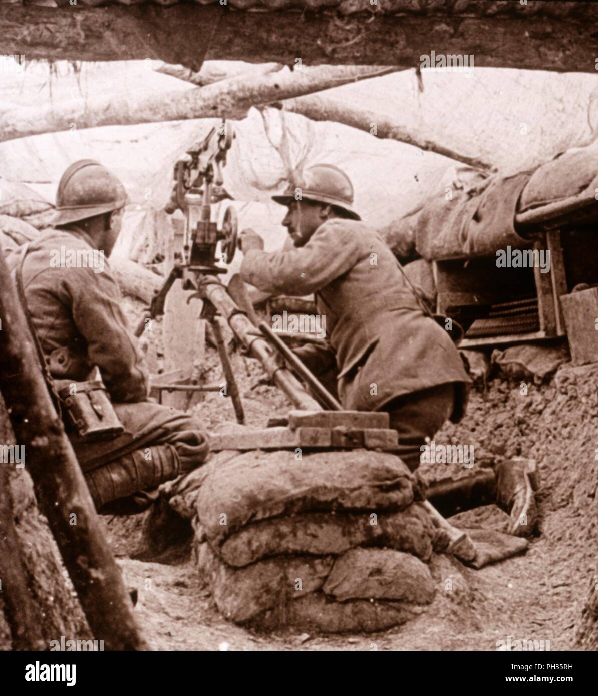 Mimetizzati mitragliatrice, C1914-c1918. Artista: sconosciuto. Foto Stock