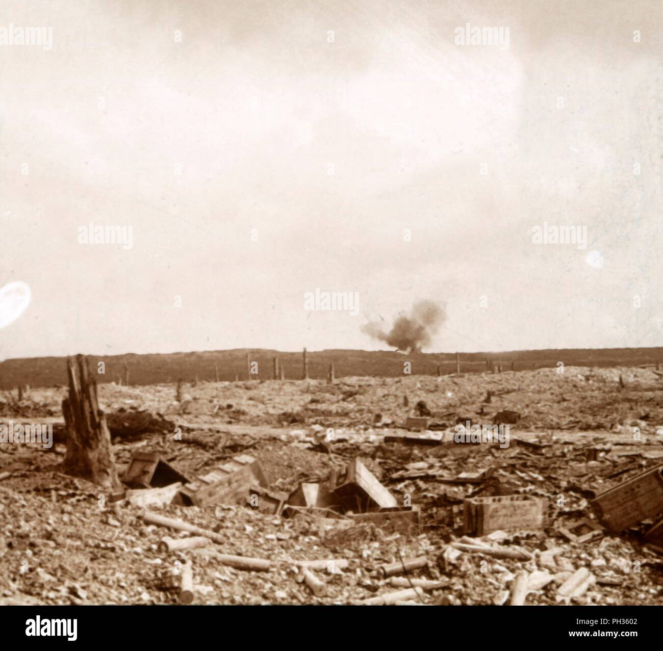 Shell, Douaumont, nel nord della Francia, 1917. Artista: sconosciuto. Foto Stock