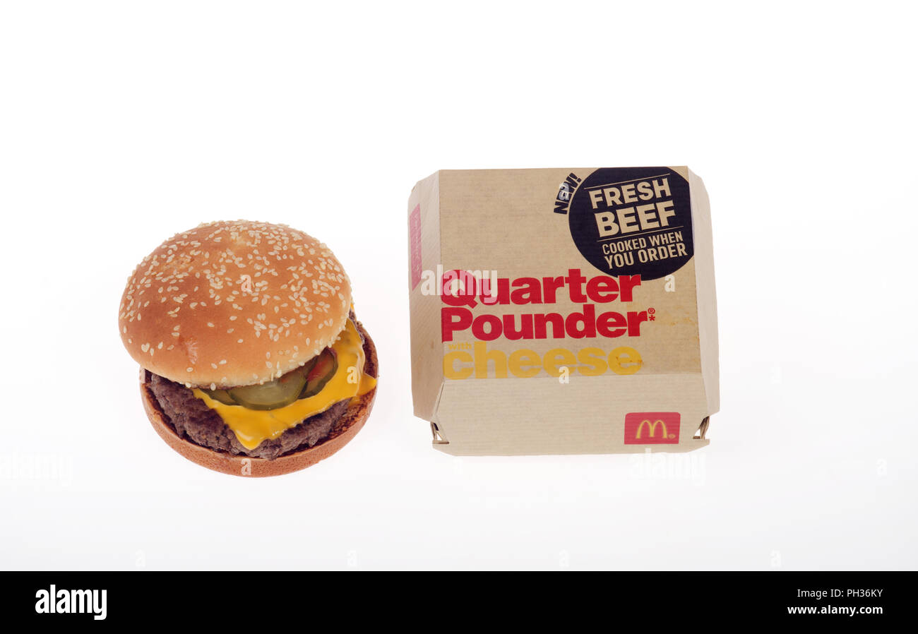 McDonald's carni fresche bovine cotte a fine trimestre Pounder con formaggio Cheeseburger con giallo formaggi, sottaceti, ketchup e cipolle insieme con la scatola. Foto Stock