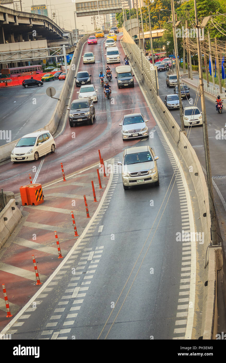 Bangkok, Tailandia - 8 Marzo 2017: Automobili la guida verso il basso dalle autostrade di Vibhavadi Rangsit Road cross di Phahon Yothin Road a Ladprao giunzione. Foto Stock