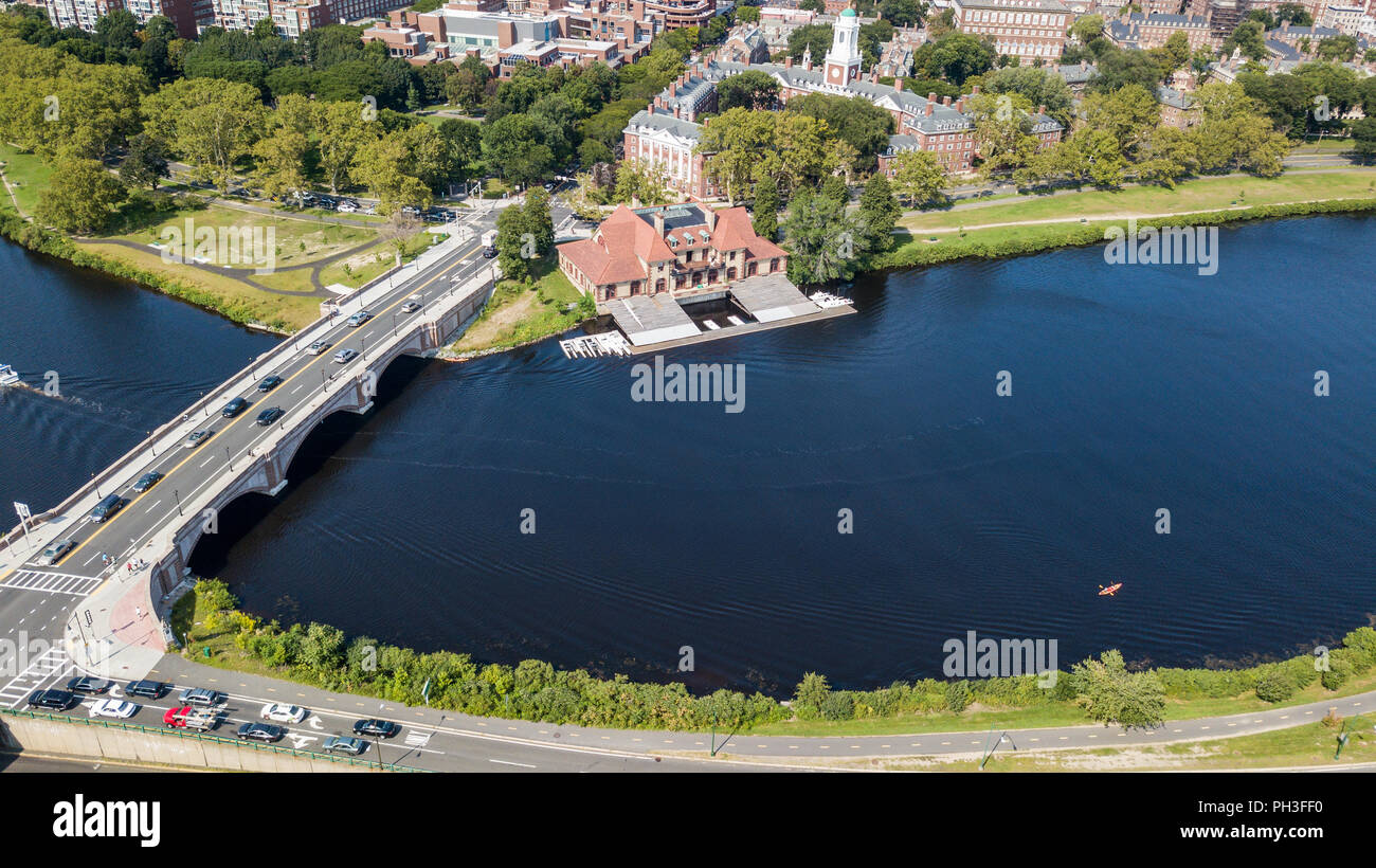 Il Boathouse di saldatura e la Anderson Memorial Bridge, Charles River, Harvard University, Boston, MA, Stati Uniti d'America Foto Stock