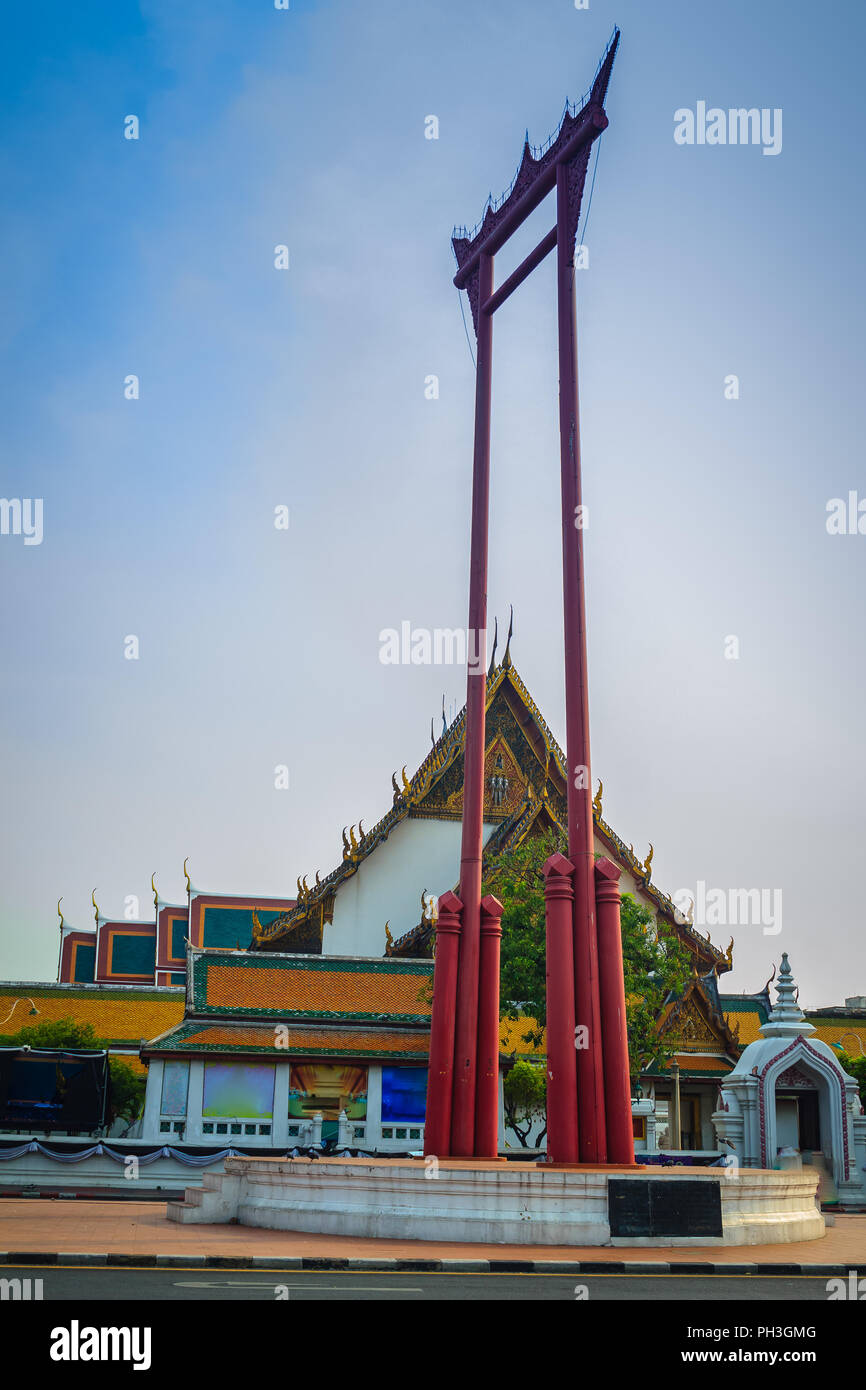 Red Giant swing o Sao Ching Cha con la folla di Pigeon, uno dei la più famosa attrazione turistica e punto di riferimento a Bangkok, in Thailandia. Foto Stock