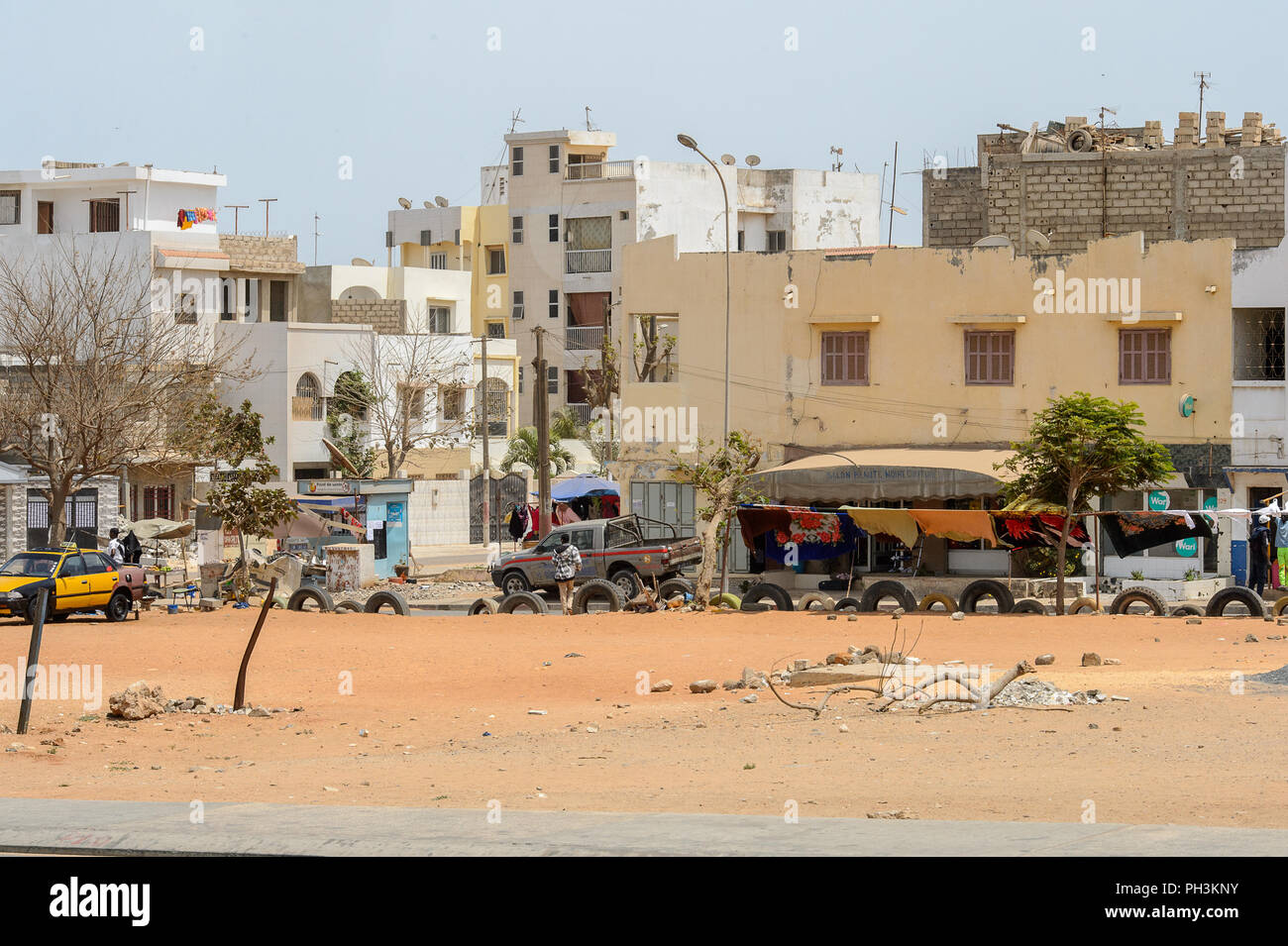 DAKAR, Senegal - Apr 27, 2017: Senegalesi non identificato uomo cammina attraverso la strada a Dakar, capitale del Senegal Foto Stock