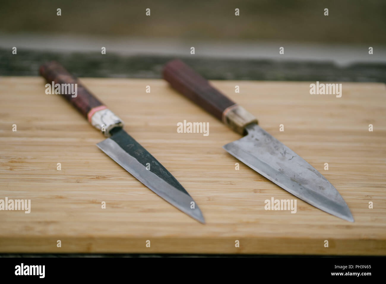Artigianale giapponese Sharp Damasco Coltelli di acciaio tagliere Foto Stock