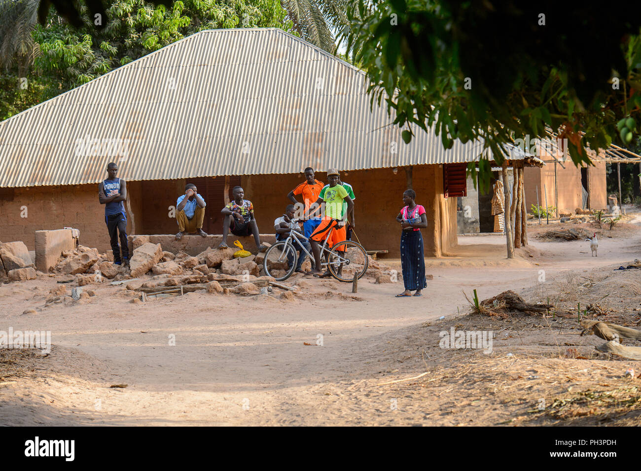 OUSSOUYE, SENEGAL - Apr 30, 2017: Non identificato gruppo senegalese di persone sedersi sulla terra vicino il palazzo nel bosco sacro vicino villaggio Kaguit Foto Stock
