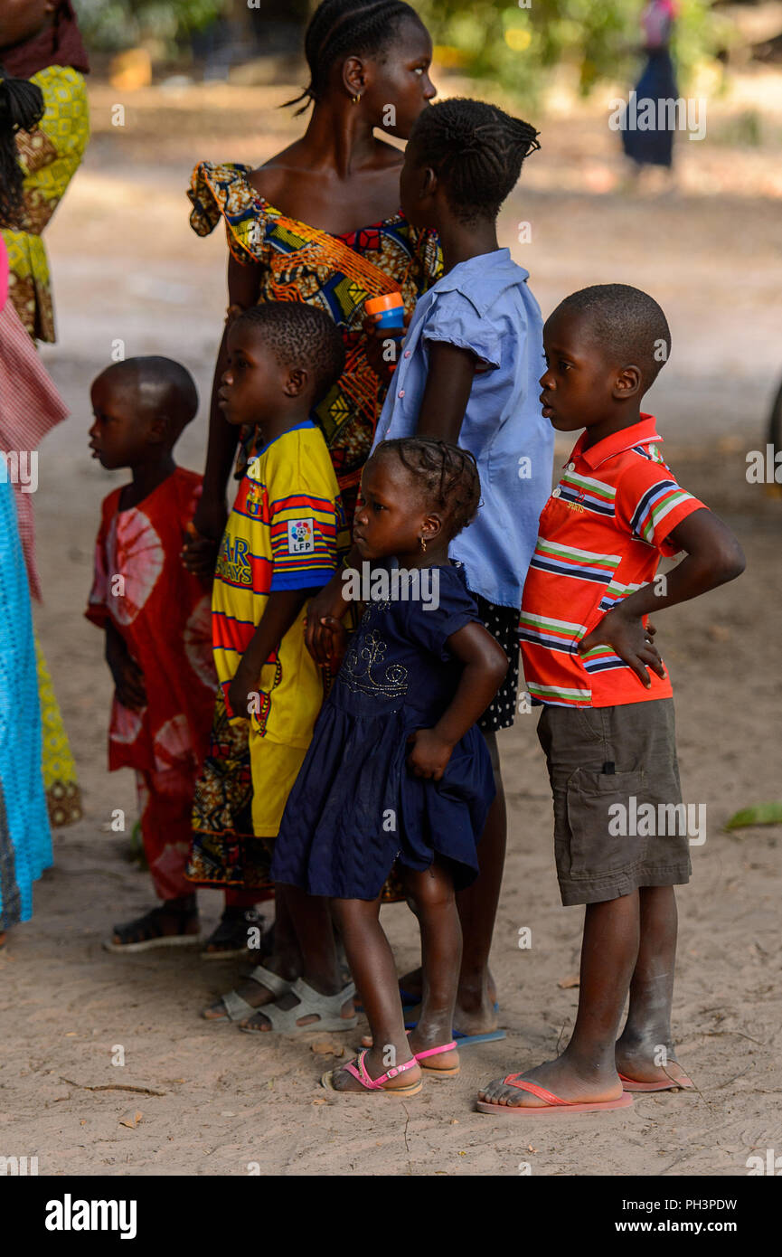 OUSSOUYE, SENEGAL - Apr 30, 2017: Non identificato poco senegalesi childres stand nel bosco sacro vicino villaggio Kaguit Foto Stock