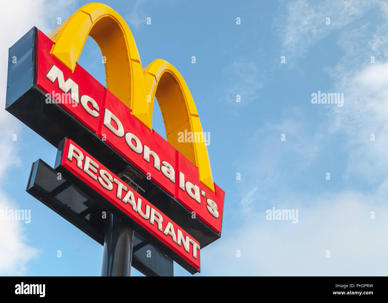 Ayia Napa, Cipro - 13 Giugno 2018: Mc Donalds ristorante logotipo sotto il segno blu cielo nuvoloso Foto Stock