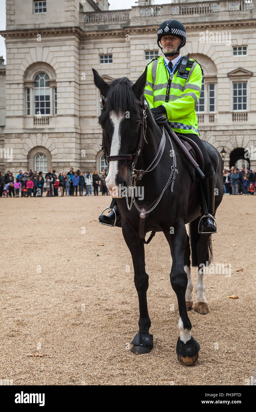 London, Regno Unito - 29 Ottobre 2017: montato funzionario di polizia al di fuori delle Guardie a Cavallo di Whitehall a Londra Foto Stock