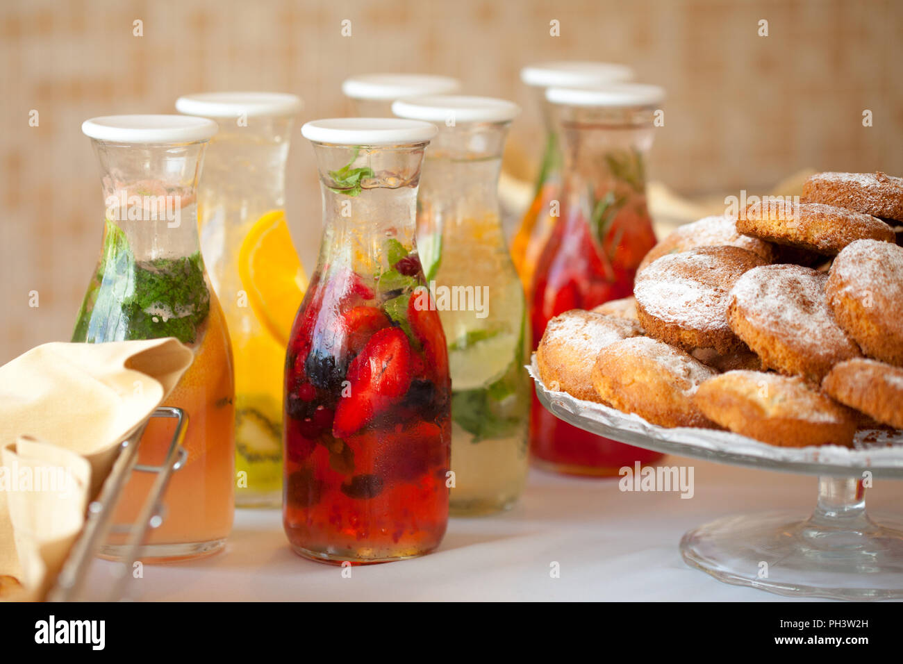 Bevande di frutta e biscotti sul tavolo Foto Stock