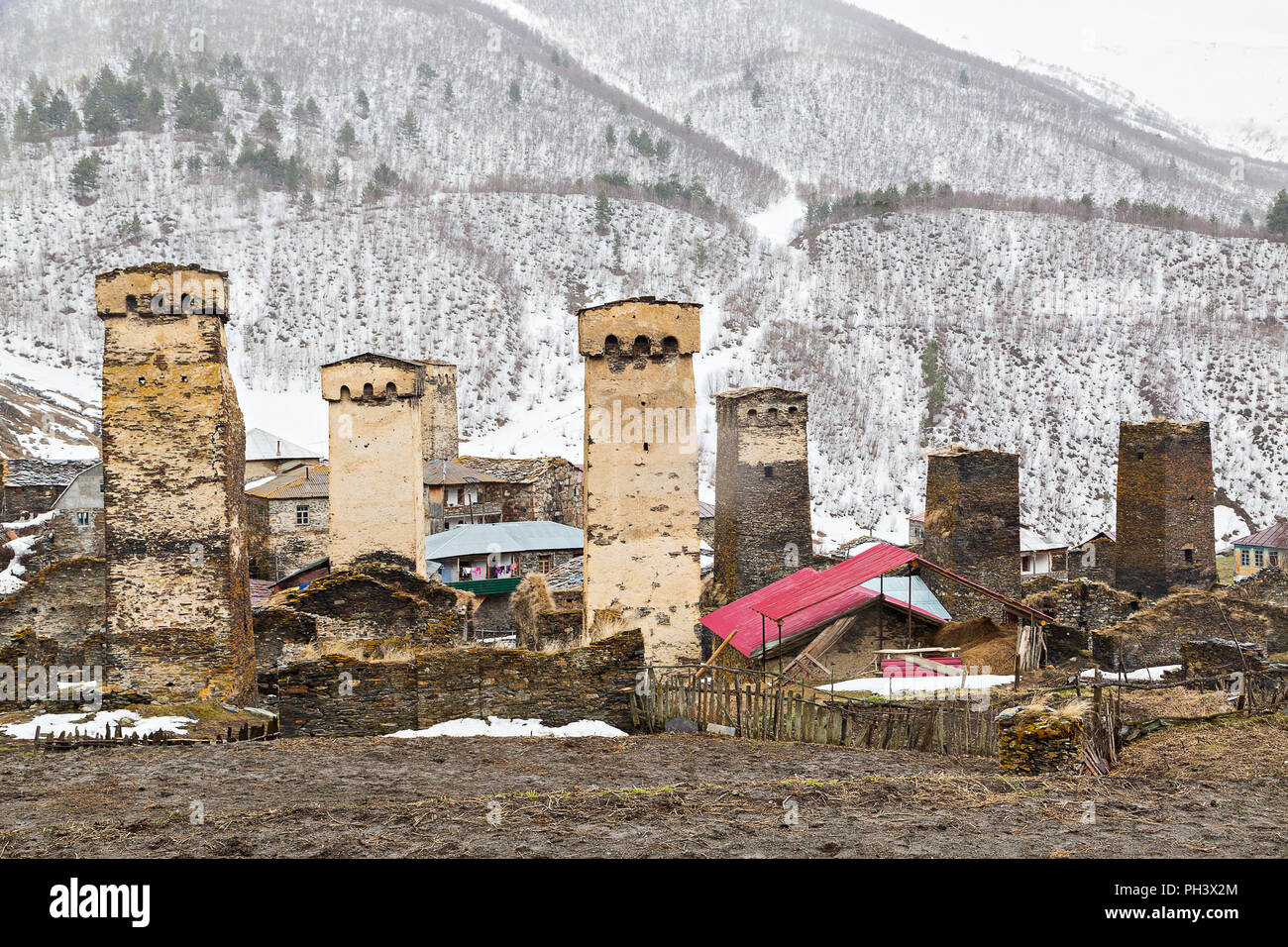 Villaggio medievale con case a torre in montagne del Caucaso, Georgia Foto Stock