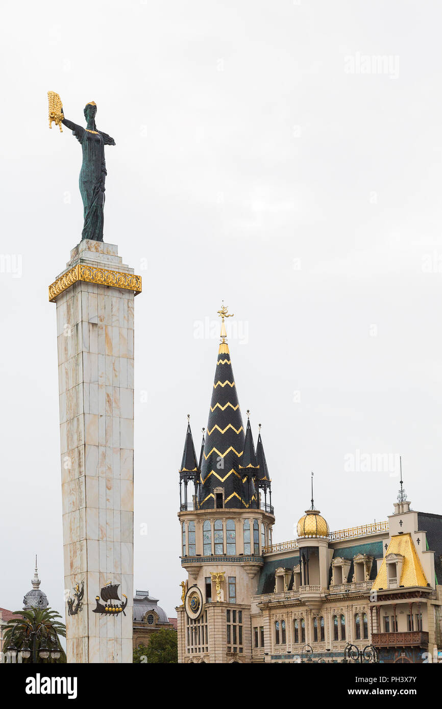 Statua di Medea in Piazza d'Europa che rappresenta Medea, moglie di Jason nella mitologia greca, che tiene il vello d'oro, a Batumi, Georgia Foto Stock