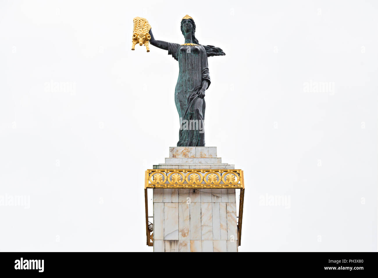 Statua di Medea in Piazza d'Europa che rappresenta Medea, moglie di Jason nella mitologia greca, che tiene il vello d'oro, a Batumi, Georgia Foto Stock