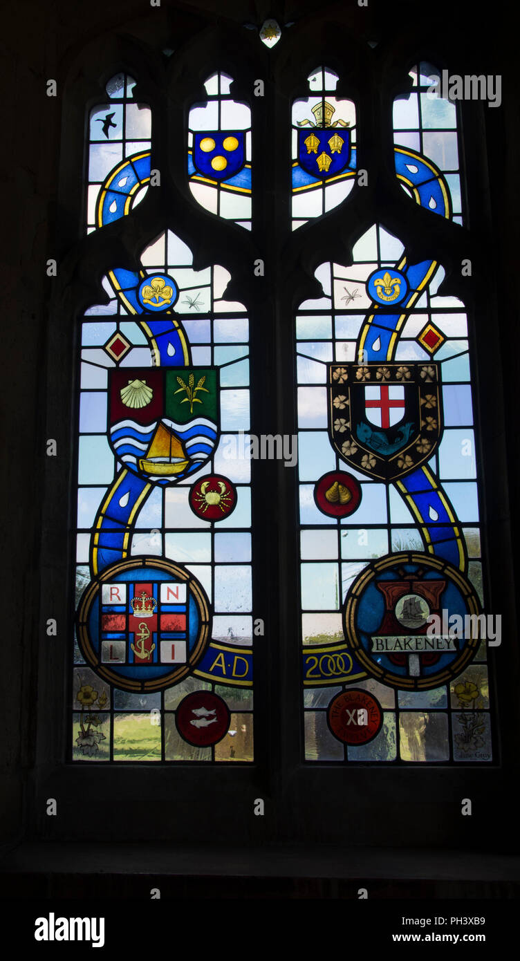 NORFOLK; BLAKENEY CHIESA; R.N.L.I . Il vetro macchiato MEMORIAL DA JANE GRIGIO Foto Stock