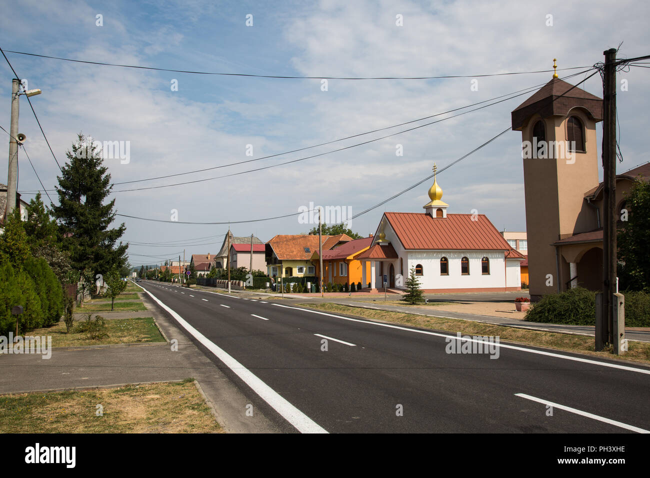 La Slovenské Nové Mesto, Slovacchia. 24 Agosto, 2018. Le chiese moderne e le case di un villaggio sul lato slovacco di confine con l'Ungheria. Foto Stock